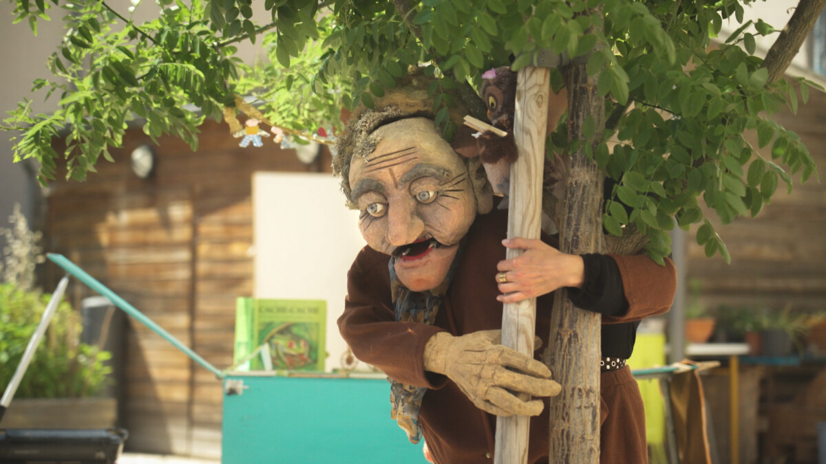 Vieillarde derrière l'arbre